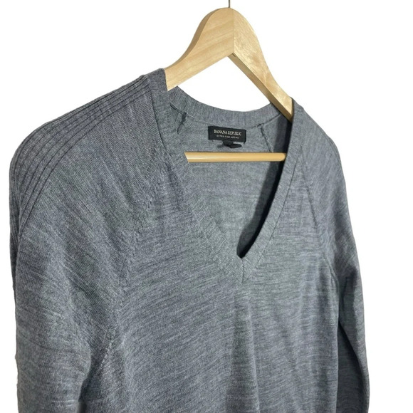 Banana Republic Women’s Extra Fine Merino V-Neck Sweater in Grey Size S - Picture 4 of 7
